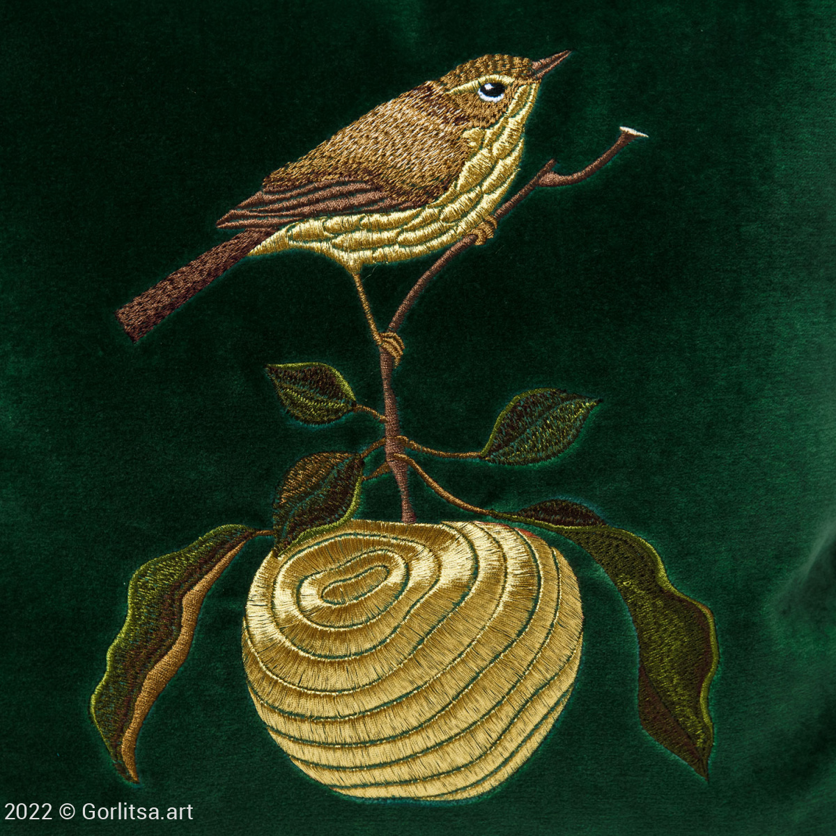 Подушка бархатная «Птичка на яблоке» 62019-4, зелёный / золото, шёлк бархат Никифоровская мануфактура фото 2