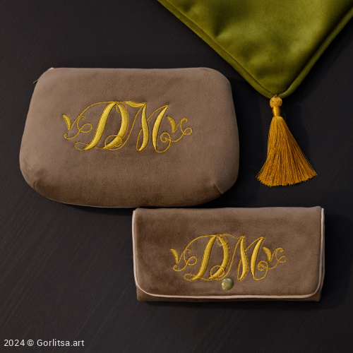 Косметичка «Инициал» а11, ручная вышивка золотными нитями велюр Горлица.Арт фото 3