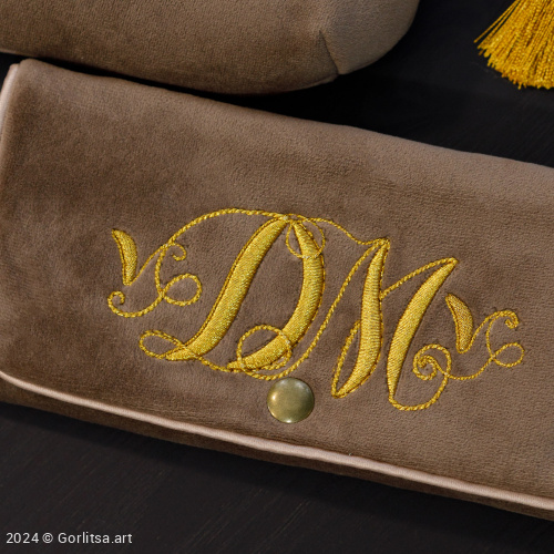 Очечник «Инициалы» а6, ручная вышивка золотными нитями велюр Горлица.Арт фото 5