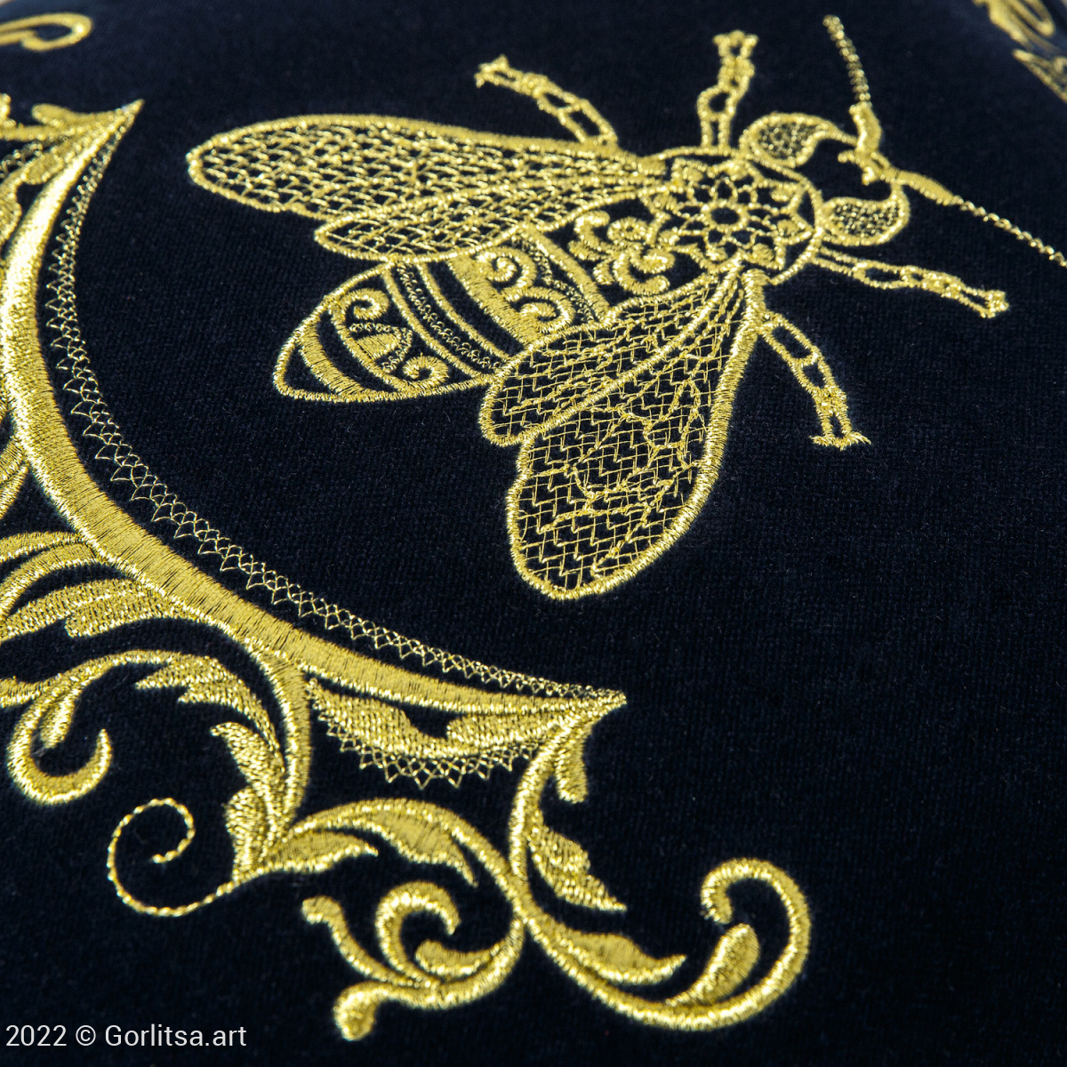 Подушка бархатная «Геральдика. Шмель» 62005-6, тёмно-синий / золото; кисти бархат Никифоровская мануфактура фото 5